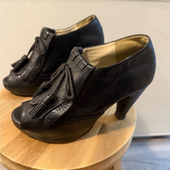 Black Leather Peep-Toe Women's Shoes - Picture 2 of 8